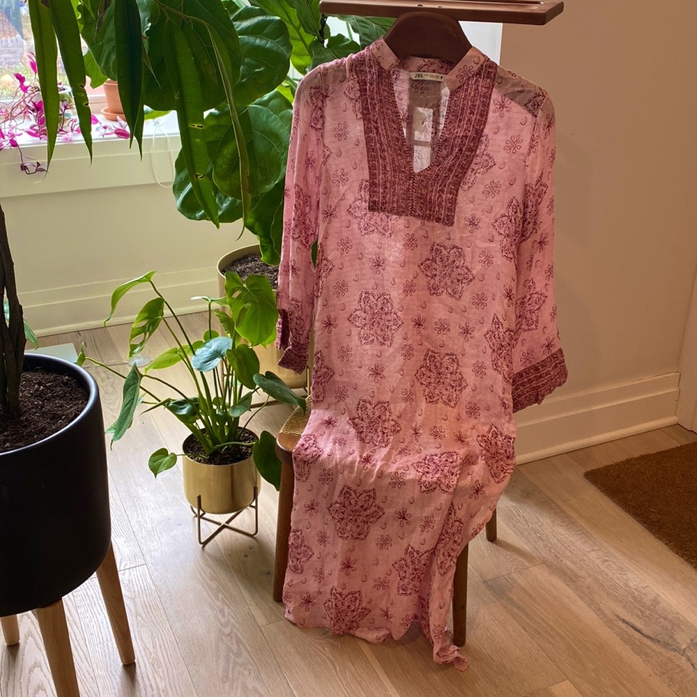 Gorgeous midi-length pink chiffon kaftan with silver detailing! Zara, XS